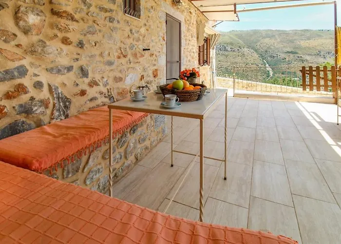 Mani Stone House Lodge *